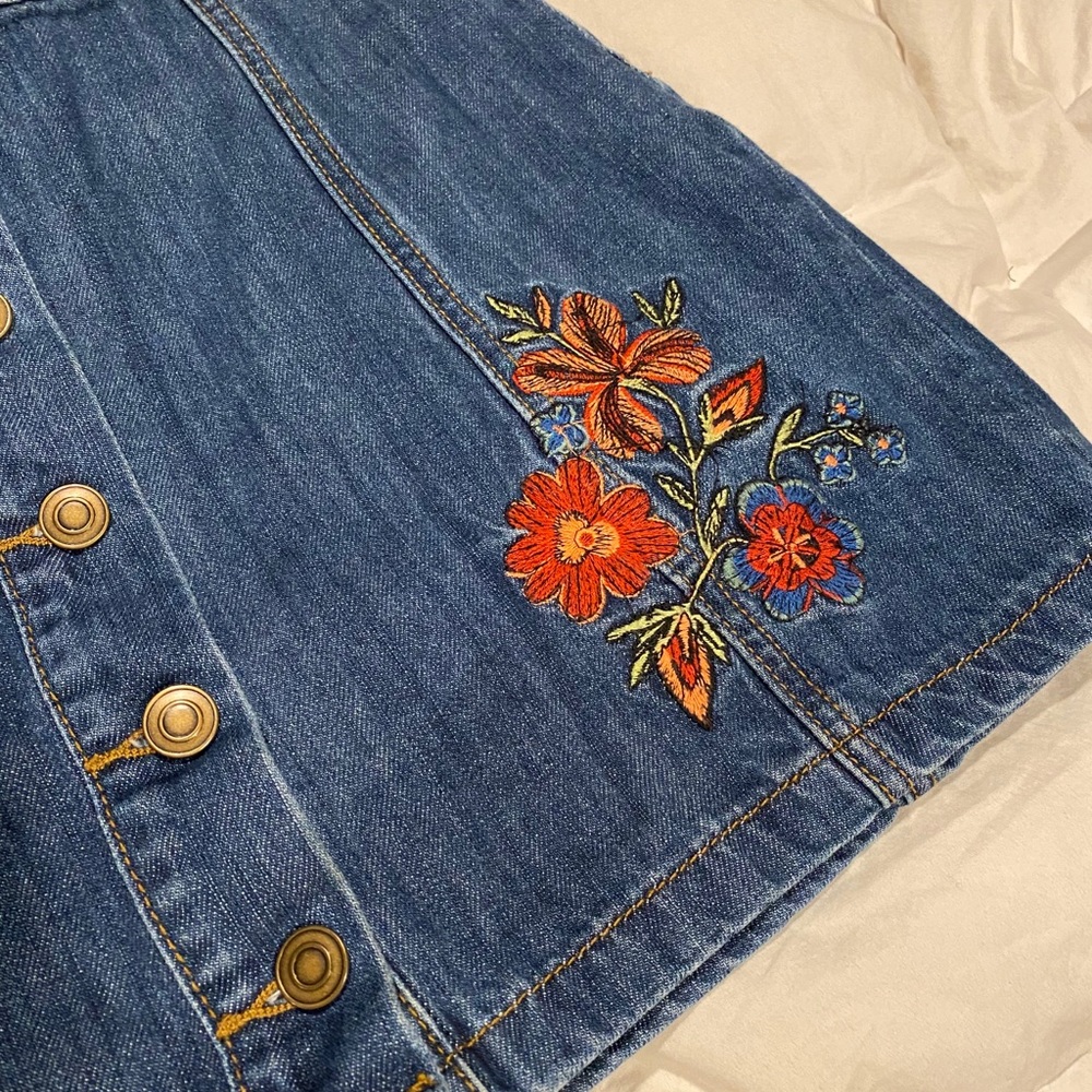 Floral embroidered jean skirt - Picture 2 of 4